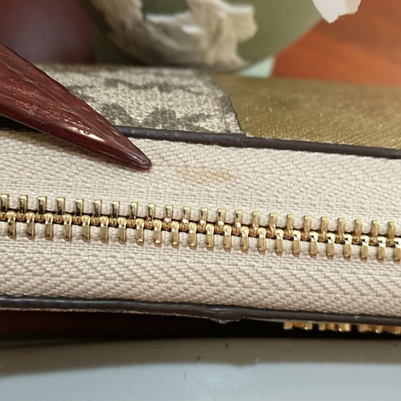 Michael Kors Signature Wallet - Picture 8 of 11